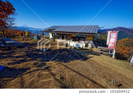 View of Mt.Fuji and a teahouse on the summit of Mt.Jinba in autumn colors View of Mt.Fuji and a teahouse on the summit of Mt.Jinba in autumn colors 105809452
