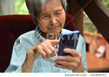 高級看著智能手機 高級看著智能手機 105809457