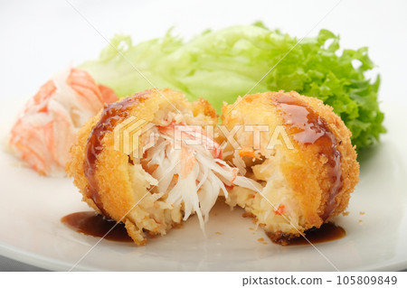 當蟹奶油炸肉餅破裂時,蟹會伸出來。 當蟹奶油炸肉餅破裂時,蟹會伸出來。 105809849