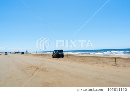 The scenery of Chirihama Nagisa Driveway, where you can drive on the only sandy beach in Japan with the blue sky in summer|Hakui City, Ishikawa Prefecture The scenery of Chirihama Nagisa Driveway, where you can drive on the only sandy beach in Japan with the blue sky in summer|Hakui City, Ishikawa Prefecture 105811130