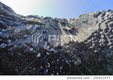 Columnar joints created by the erosion of waves (Nanatsugama, Karatsu City, Saga Prefecture) Columnar joints created by the erosion of waves (Nanatsugama, Karatsu City, Saga Prefecture) 105811475