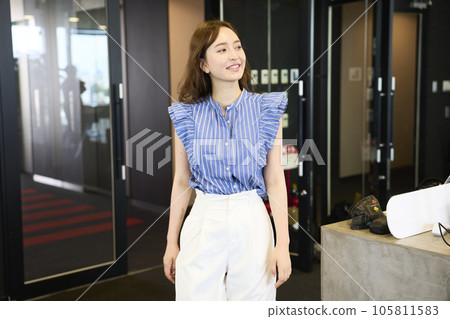 Fashionable woman going to the office 105811583