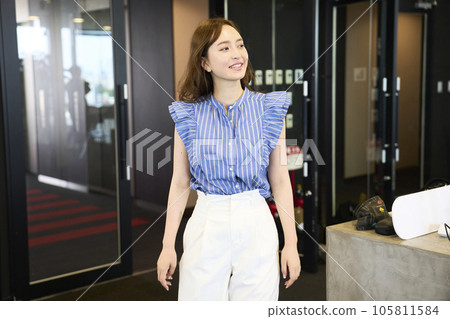 Fashionable woman going to the office 105811584