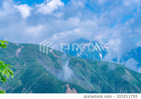 [山素材]從琴宮山看到的雲海和白馬三山【長野縣】 105811705