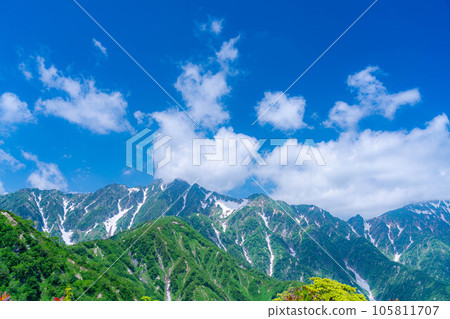 [Mountain material] Sea of clouds and Shirouma Sanzan seen from Mt. Kotomiyama [Nagano Prefecture] 105811707
