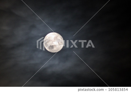Native American who coexists with nature and grasps the harvest time by the position and movement of the moon "Full Moon (2023.8)" 105813854