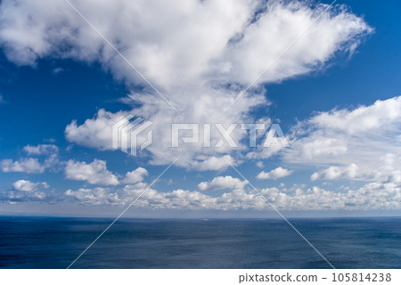 Blue sea and sky full of clouds [Landscape of sea and clouds] 105814238