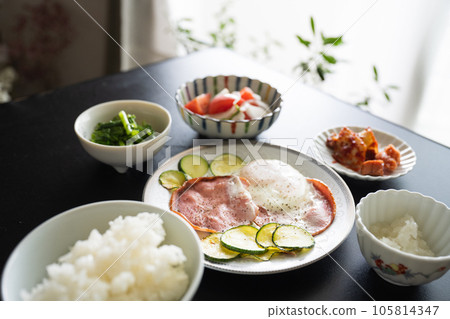 Vegetable-centered breakfast healthy menu Vegetable-centered breakfast healthy menu 105814347