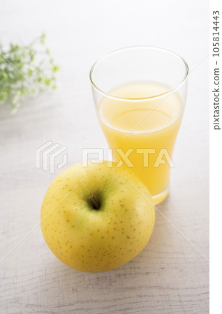 yellow apple and apple juice yellow apple and apple juice 105814443