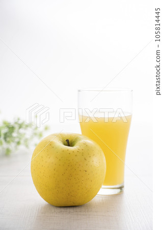 yellow apple and apple juice 105814445