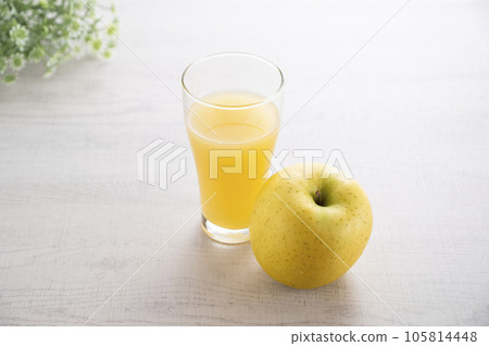 yellow apple and apple juice yellow apple and apple juice 105814448
