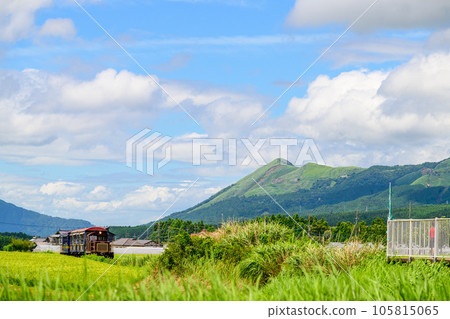 Torokko train and Miharashidai station with the Aso mountain range in the background "Minami Aso Railway, full line opening and resumption of operation" 105815065