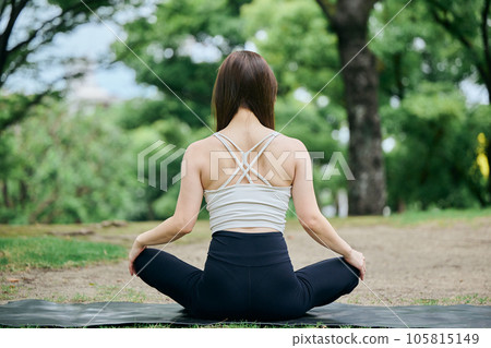 戶外做瑜伽的後視女人 戶外做瑜伽的後視女人 105815149