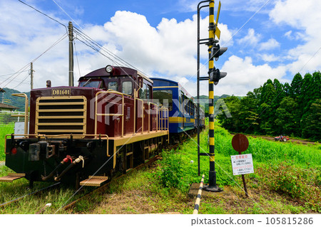 以阿蘇山為背景的無軌電車風景“南阿蘇鐵道全線恢復運營” 以阿蘇山為背景的無軌電車風景“南阿蘇鐵道全線恢復運營” 105815286