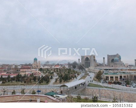 [Uzbekistan] The streets of Samarkand where you can see the Bibi-Khanym Mosque 105815382