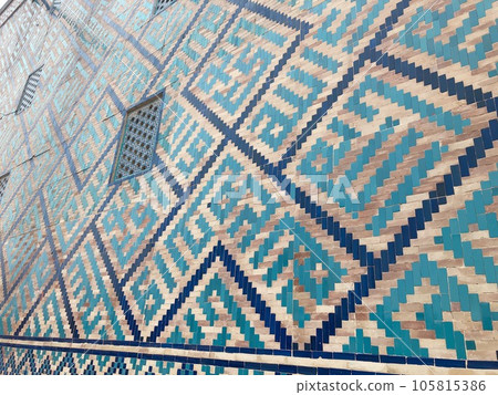 [Uzbekistan] Exterior of Bibi-Khanym Mosque building with beautiful blue tile decoration (Samarkand) 105815386