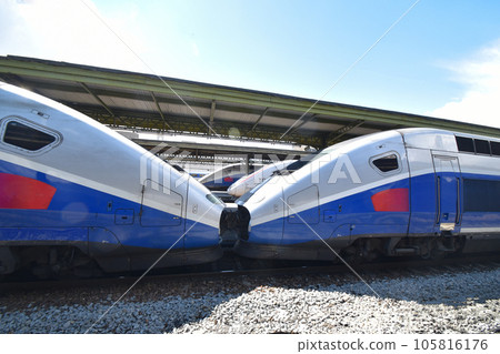 TGV lead car articulation 105816176