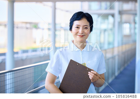 Veteran nurse working in a hospital 105816488