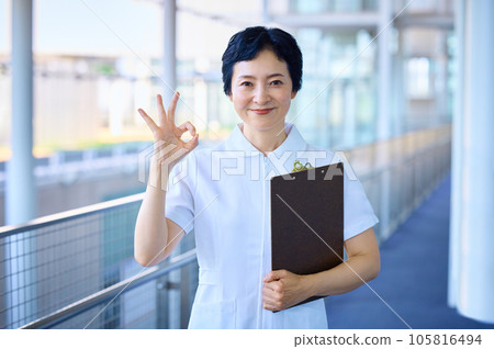 在醫院工作的資深護士 105816494