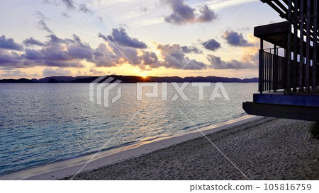 清晨的慶良間群島（阿嘉島）的北濱（西濱）海灘 105816759