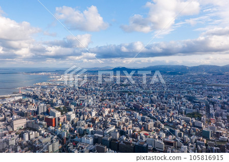博多灣周邊的街景 降落福岡機場前 博多灣周邊的街景 降落福岡機場前 105816915