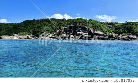 從沖繩縣慶良間群島的海上看到的阿嘉島阿古之濱 從沖繩縣慶良間群島的海上看到的阿嘉島阿古之濱 105817052