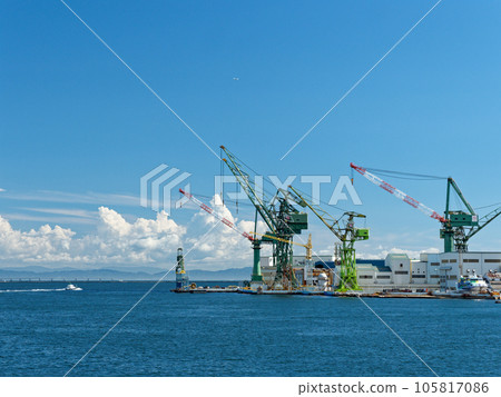 從中間碼頭看盛夏的神戶港川崎造船廠（川崎重工） 105817086