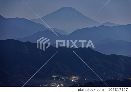 從高尾山看月光下的富士山 從高尾山看月光下的富士山 105817127