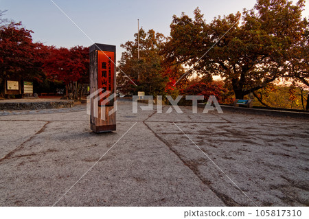 Autumn leaves on the summit of Mt. Takao in the early morning 105817310