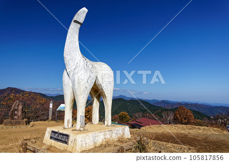 White horse statue at the summit of Mt. Jimba 105817856