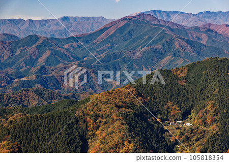 從神波山眺望權現山和大菩薩山脈的秋色 105818354