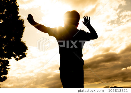 無辜的孩子在外面玩耍 105818821