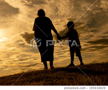 母親和兒子在山間行走 105818829