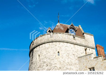 Windsor Castle made of historic stone blocks under the blue autumn sky and bright sunshine The streets of Windsor on the outskirts of London 105819262