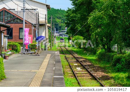 小火車（觀光列車）和長與站風景“南阿蘇鐵道全線開通、恢復運行” 105819417