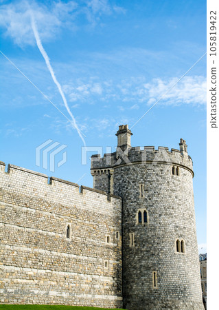 溫莎城堡由歷史悠久的石塊建成，在藍色的秋日和明亮的陽光下倫敦郊區溫莎的街道 105819422