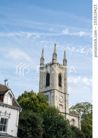 倫敦郊區溫莎街頭，藍天下一座歷史悠久的長矛石教堂 105819423