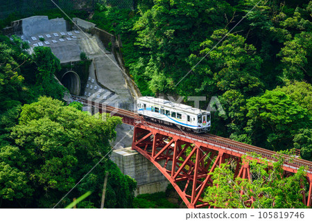清新綠色山谷背景下的第一白河大橋(隧道)和白色列車“全線開通、恢復運行” 清新綠色山谷背景下的第一白河大橋(隧道)和白色列車“全線開通、恢復運行” 105819746