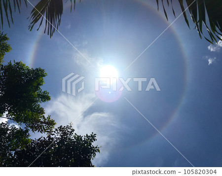 Photo of the sun halo at noon It is a natural phenomenon that occurs before the rains in the rainy season. Photo of the sun halo at noon It is a natural phenomenon that occurs before the rains in the rainy season. 105820304