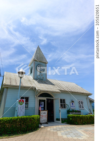 夏日天空下的阿蘇白河站風景（阿蘇白河站）“南阿蘇鐵道全線恢復運營” 105820651
