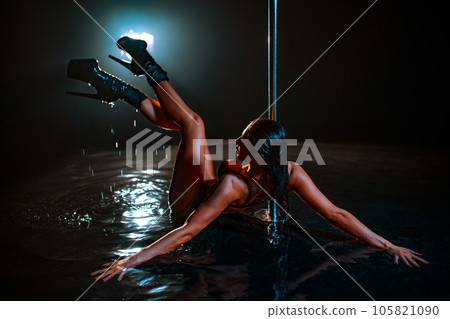 Young woman pole dancer posing in water 105821090