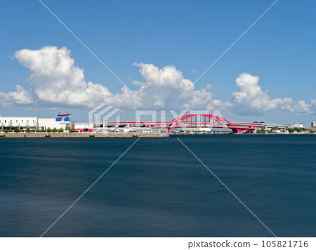 盛夏的神戶港,從中碼頭看到的神戶大橋(長時間曝光) 盛夏的神戶港,從中碼頭看到的神戶大橋(長時間曝光) 105821716