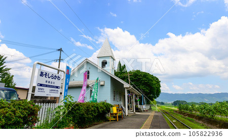 Scenery of Aso Shirakawa Station shining in the countryside (Asoshirakawa Eki) ``Minami Aso Railway, all lines opened and operations resumed'' 105822936