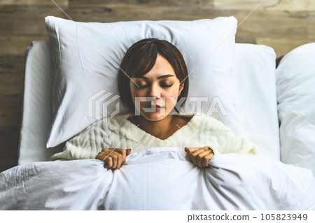 sleeping woman in her twenties 105823949