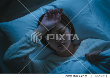 睡在床上的女人 105823951