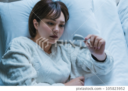 女人有輕微發燒 105823952