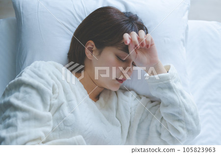 難以入睡的女人的睡臉 105823963