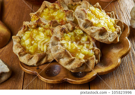 Karelian pasty with apples and apricot 105823996