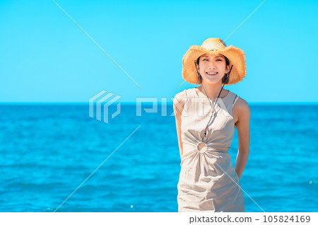 一個微笑的日本女人戴著草帽在海裡 105824169