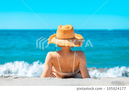 戴著草帽的泳衣女人 戴著草帽的泳衣女人 105824177